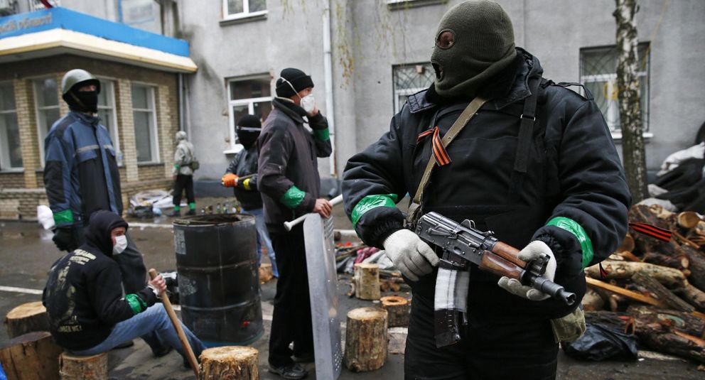 Un hombre armado, frente a la comisaría de Slavianks. (Reuters)