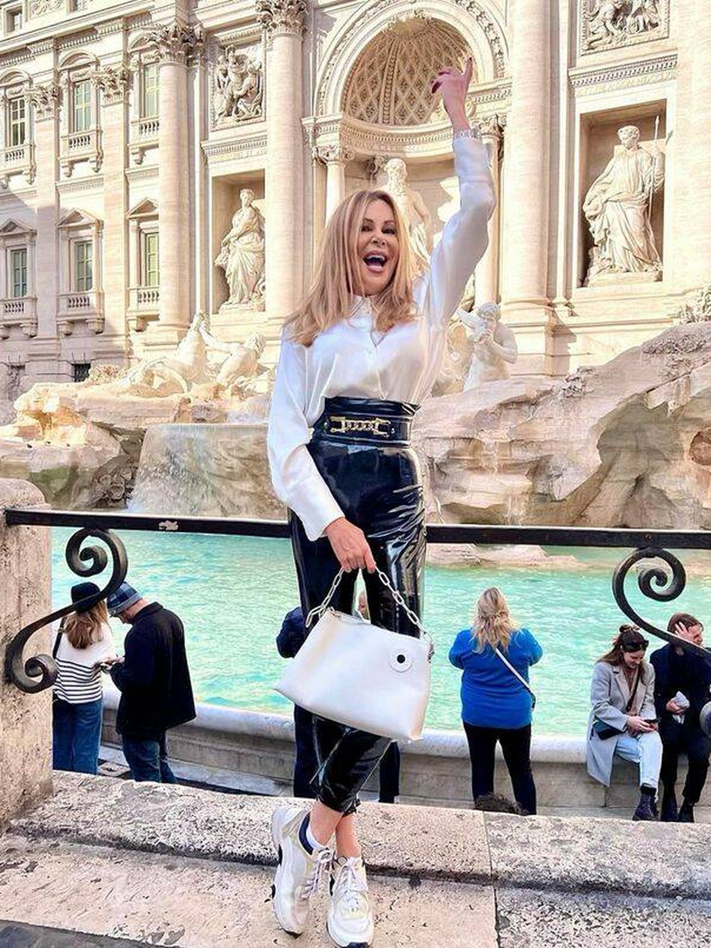 La presentadora y actriz pidiendo un deseo en la Fontana di Trevi. (Instagram/@ana_obregon_oficial)