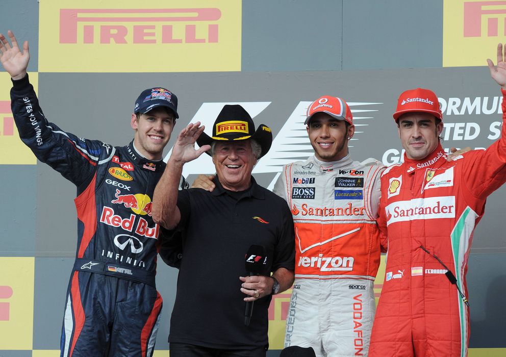Foto: Mario Andretti posa en el podio del GP de EEUU de 2012 junto a Vettel, Hamilton y Alonso.