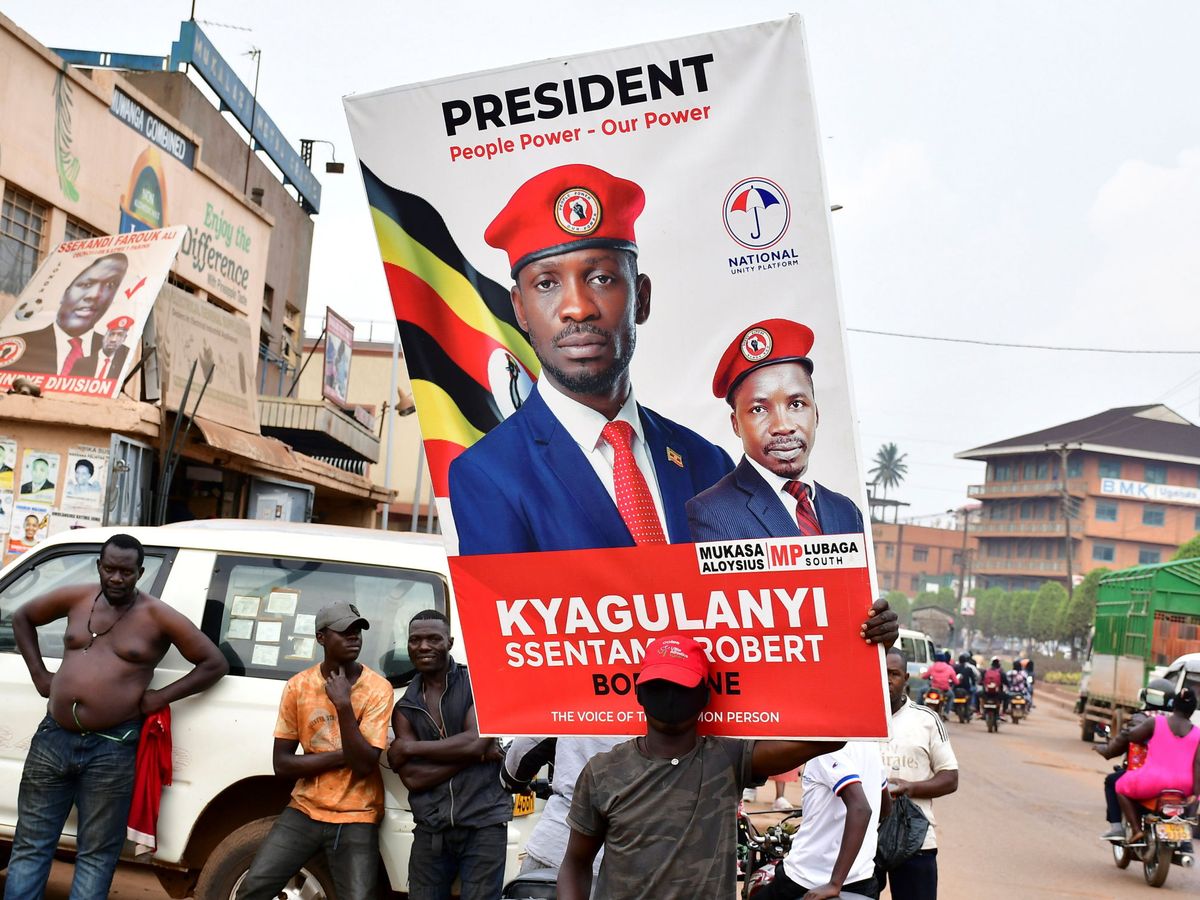 Foto: Un cartel electoral del candidato opositor en Uganda, Bobi Wine. (Reuters)