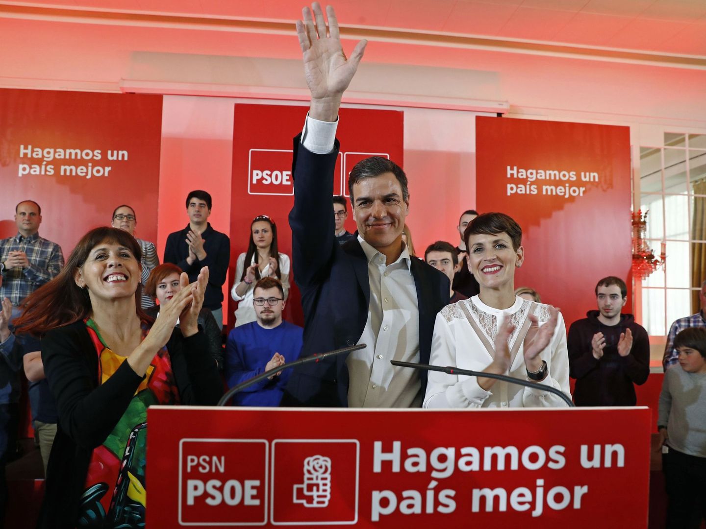 Maite Esporrín (izq), junto a Pedro Sánchez y María Chivite en un acto electoral del PSN. (EFE)