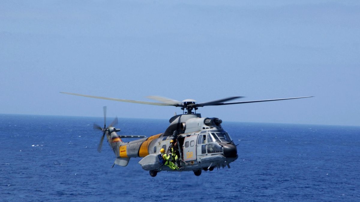 Encuentran el helicóptero siniestrado del SAR en aguas canarias a más 2.000 metros