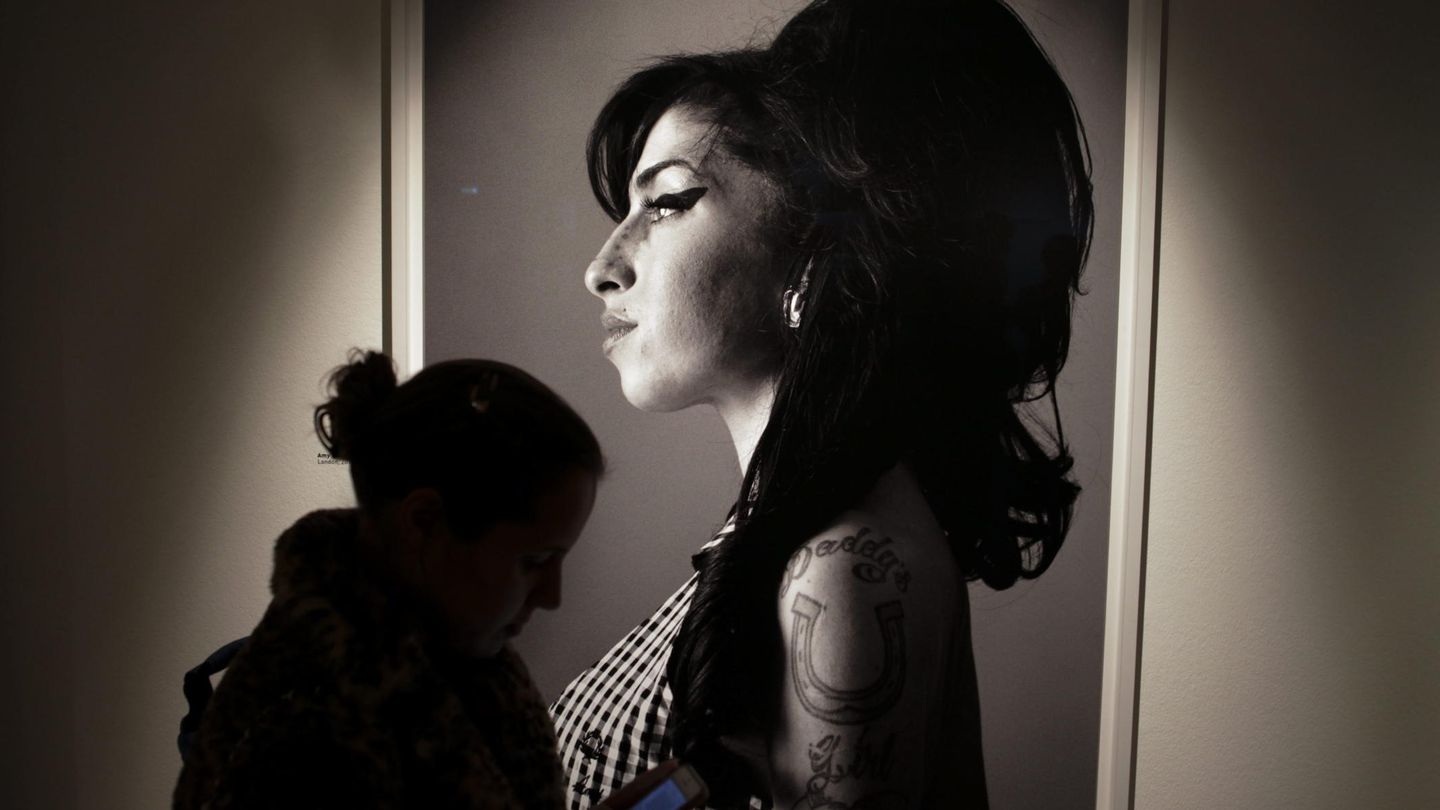 Una foto de la cantante que forma parte de una exposición en Portugal. (EFE)