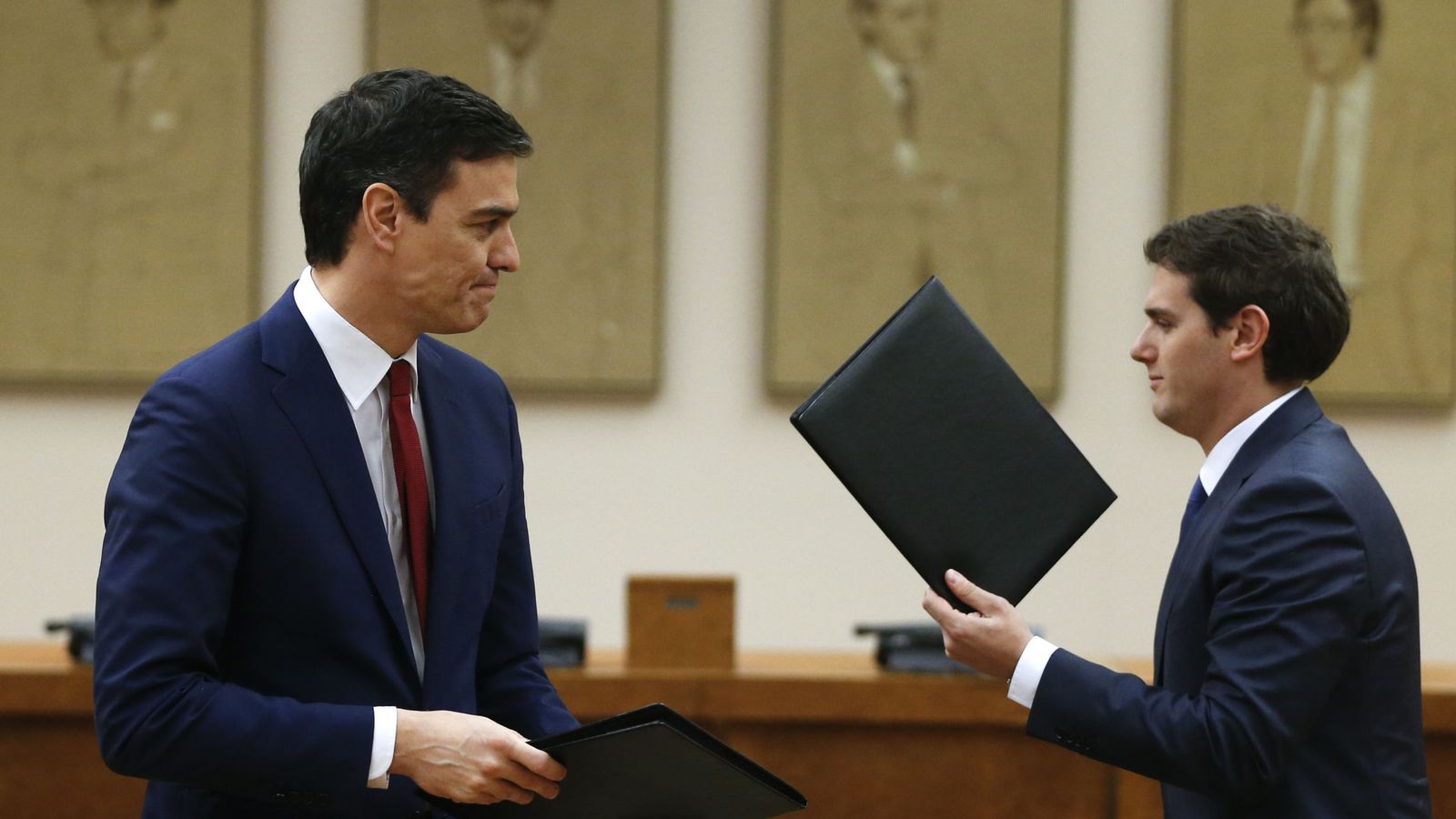 Foto: El secretario general del PSOE, Pedro Sánchez, junto al presidente de Ciudadanos, Albert Rivera, tras firmar el acuerdo de Gobierno. (Reuters)