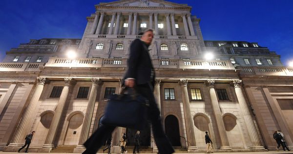 Foto: Un viandante pasa delante del Banco de Inglaterra, en Londres (Reino Unido). (EFE)