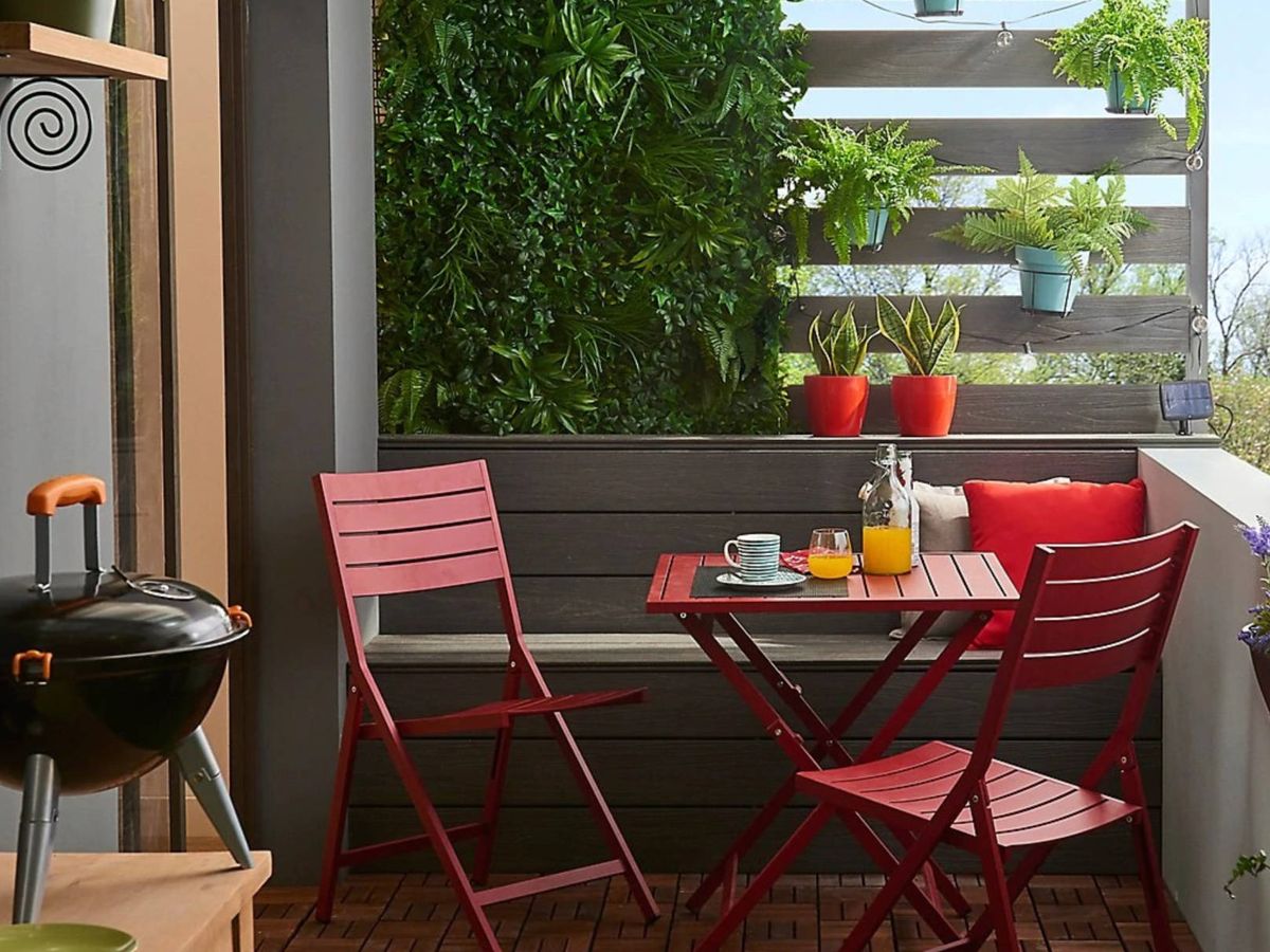 Los muebles elegantes y ligeros de Leroy Merlin para decorar tu terraza  pequeña sin que se vea recargada