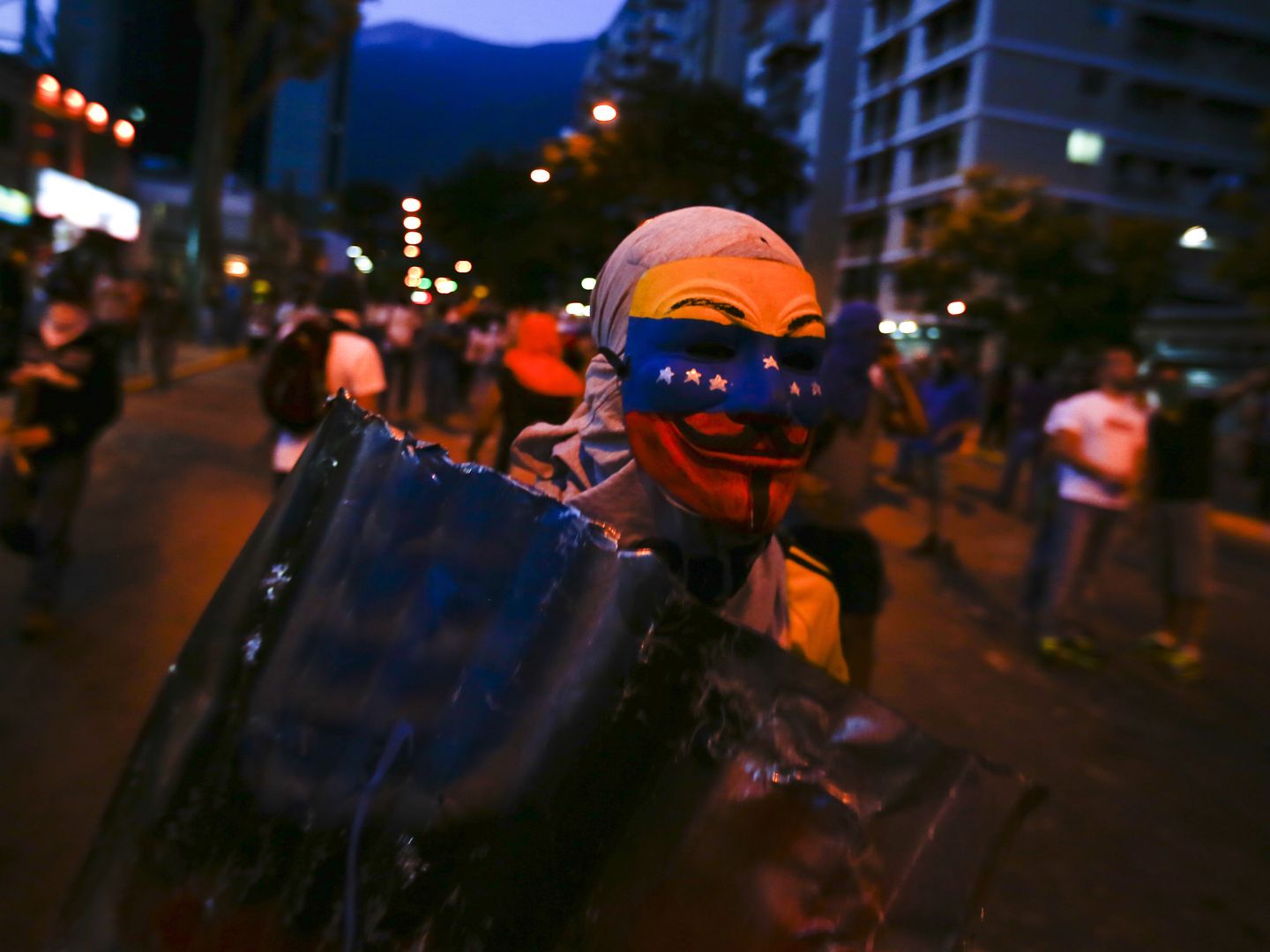 Un opositor durante los choques contra la Guardia Nacional de finales de febrero en Caracas (Reuters).