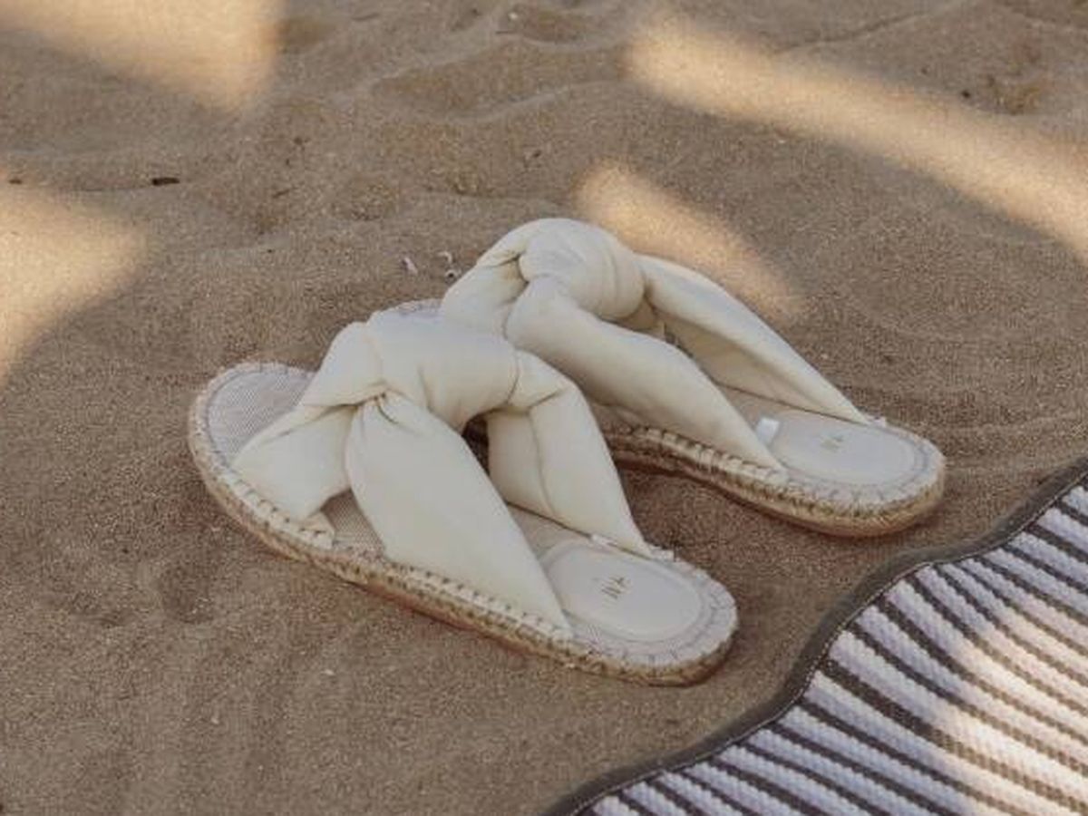 Foto: El truco para que tus sandalias parezcan nuevas. (Pexels/ aysenurhamra)