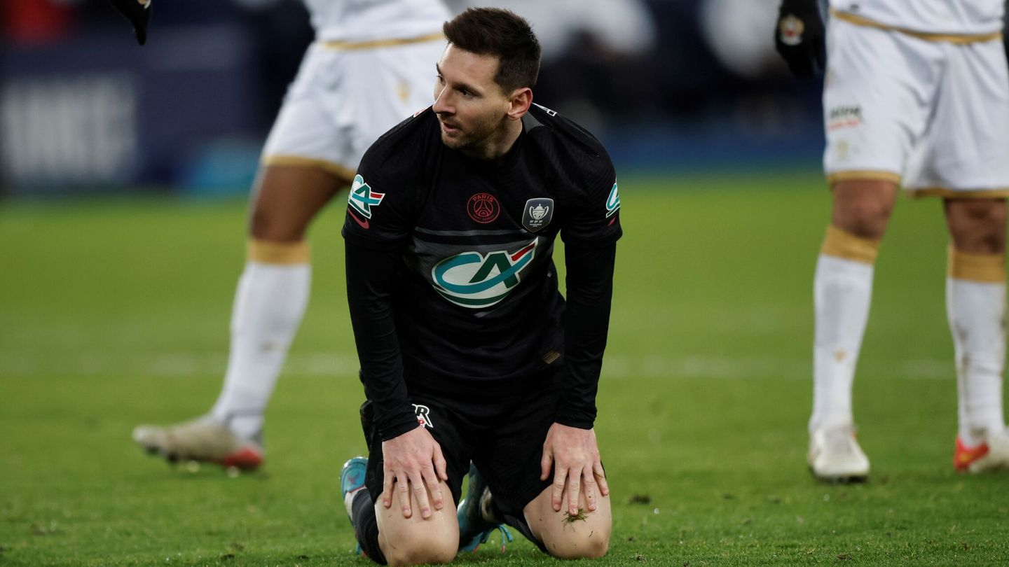Messi, de rodillas, en el partido entre el PSG y el Niza de la Copa de Francia