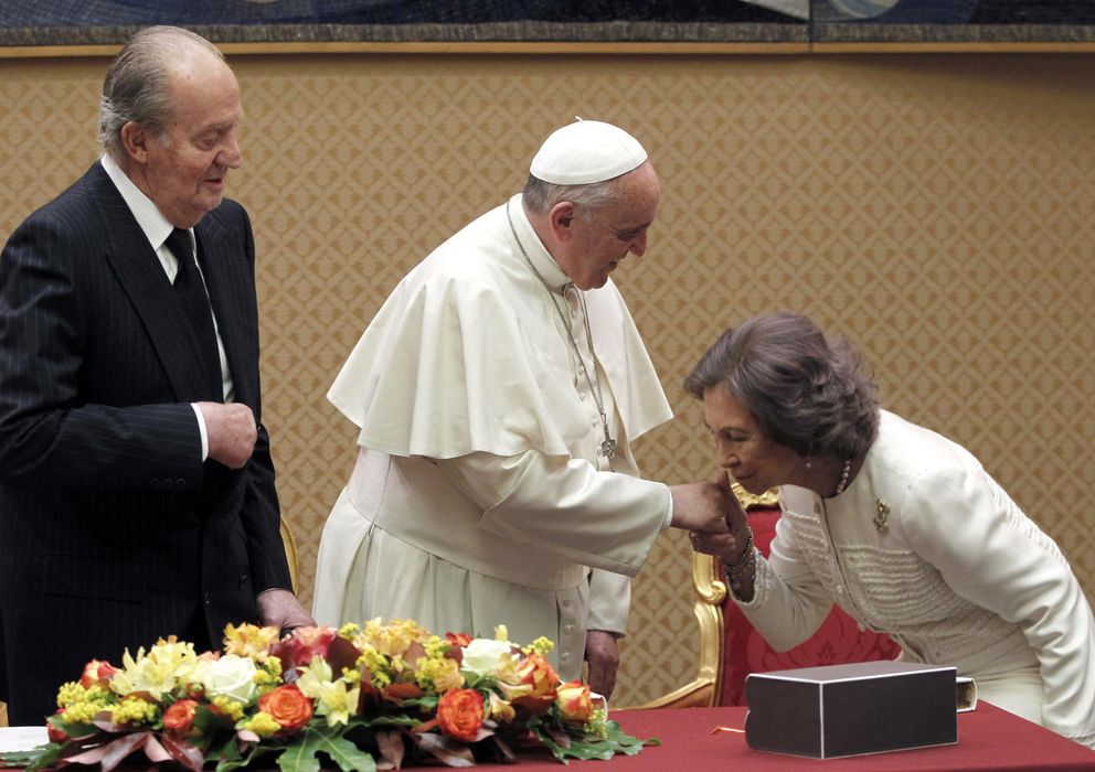 Foto: La reina doña Sofía saluda al papa Francisco en presencia del Rey (Efe)