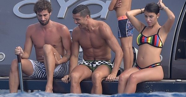 Foto: Cristiano Ronaldo disfruta con sus amigos de un yate en el Mediterráneo. (EFE)