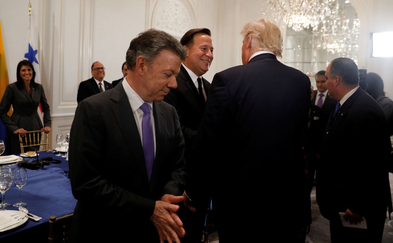 El presidente colombiano Juan Manuel Santos y otros líderes latinoamericanos durante una cena de trabajo en la que Trump habló de ordenar una intervención en Venezuela, en Nueva York, el 18 de septiembre de 2017. (Reuters)