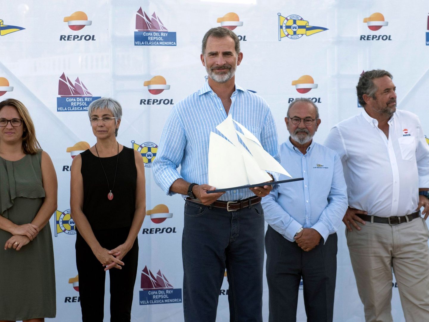 Felipe VI en la entrega de los trofeos a los ganadores de la 15ª edición de la Copa del Rey Repsol de Barcos de Época y Clásico en 2018. (EFE)