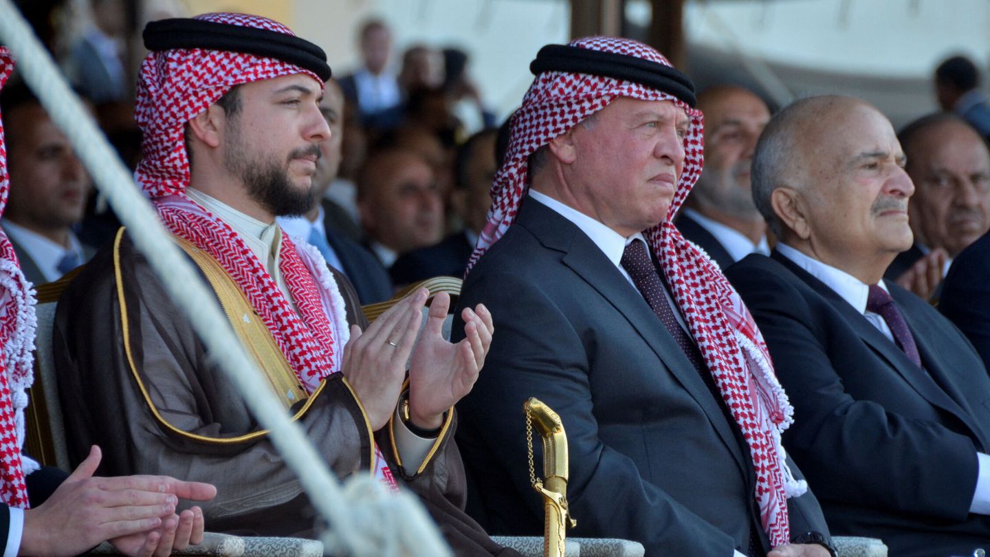 El rey Abdalá y su hijo y heredero Hussein, durante su preboda. (Reuters/Muath Freij)