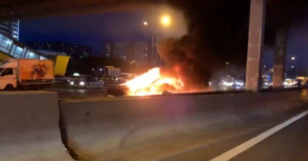 Foto: El Tesla accidentado, envuelto en llamas. 
