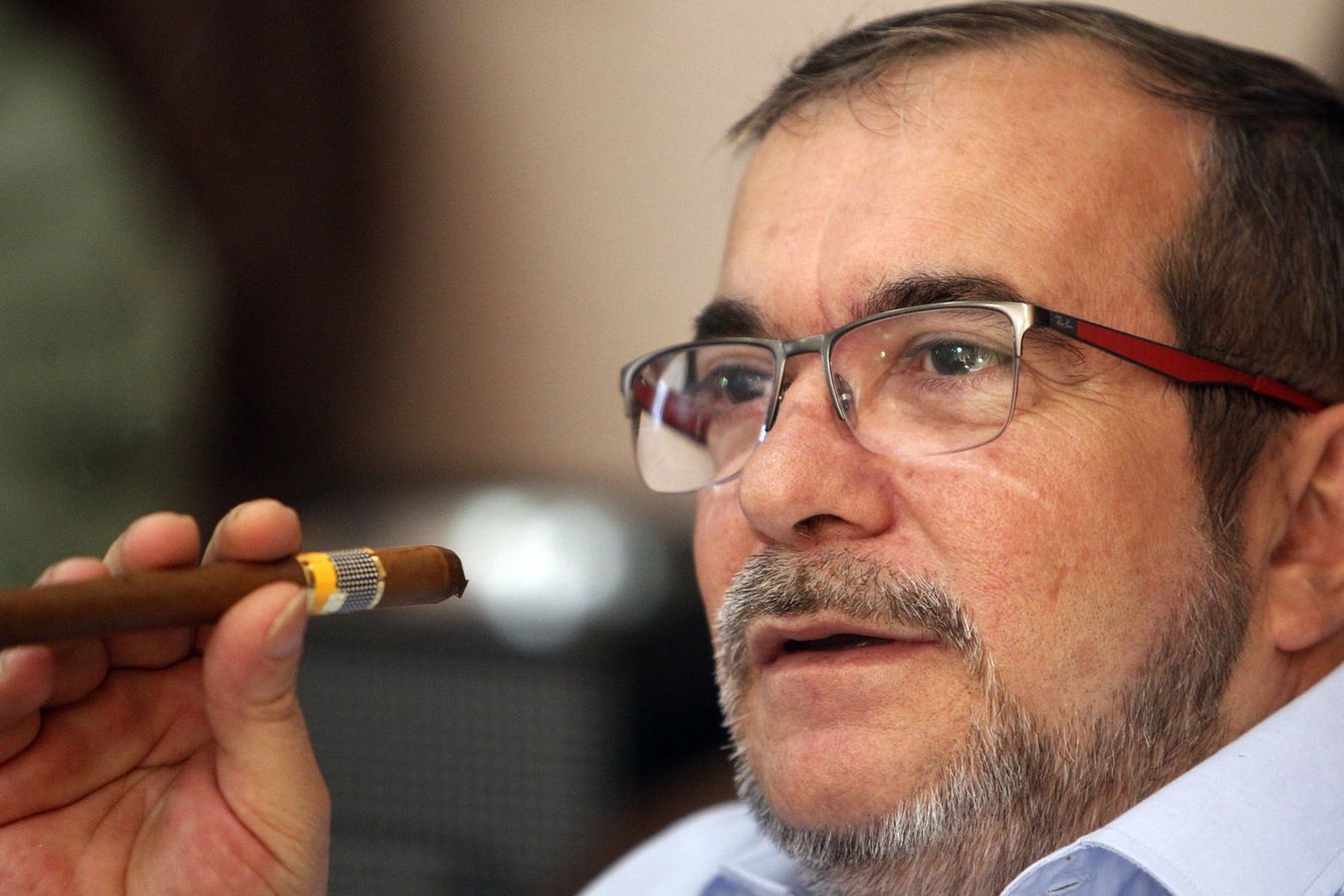El máximo líder de las FARC, Timoleón Jiménez, 'Timochenko', fuma un tabaco cubano. (EFE)