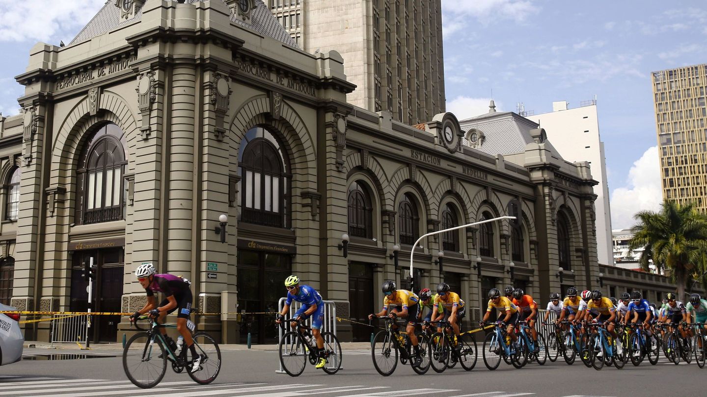 Ciclistas compiten durante la última etapa de la Vuelta a Colombia 2020. (Efe)