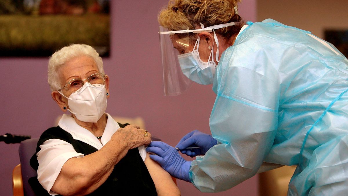 Araceli, una residente de 96 años de 'Los Olmos' en Guadalajara, la primera española en vacunarse de covid
