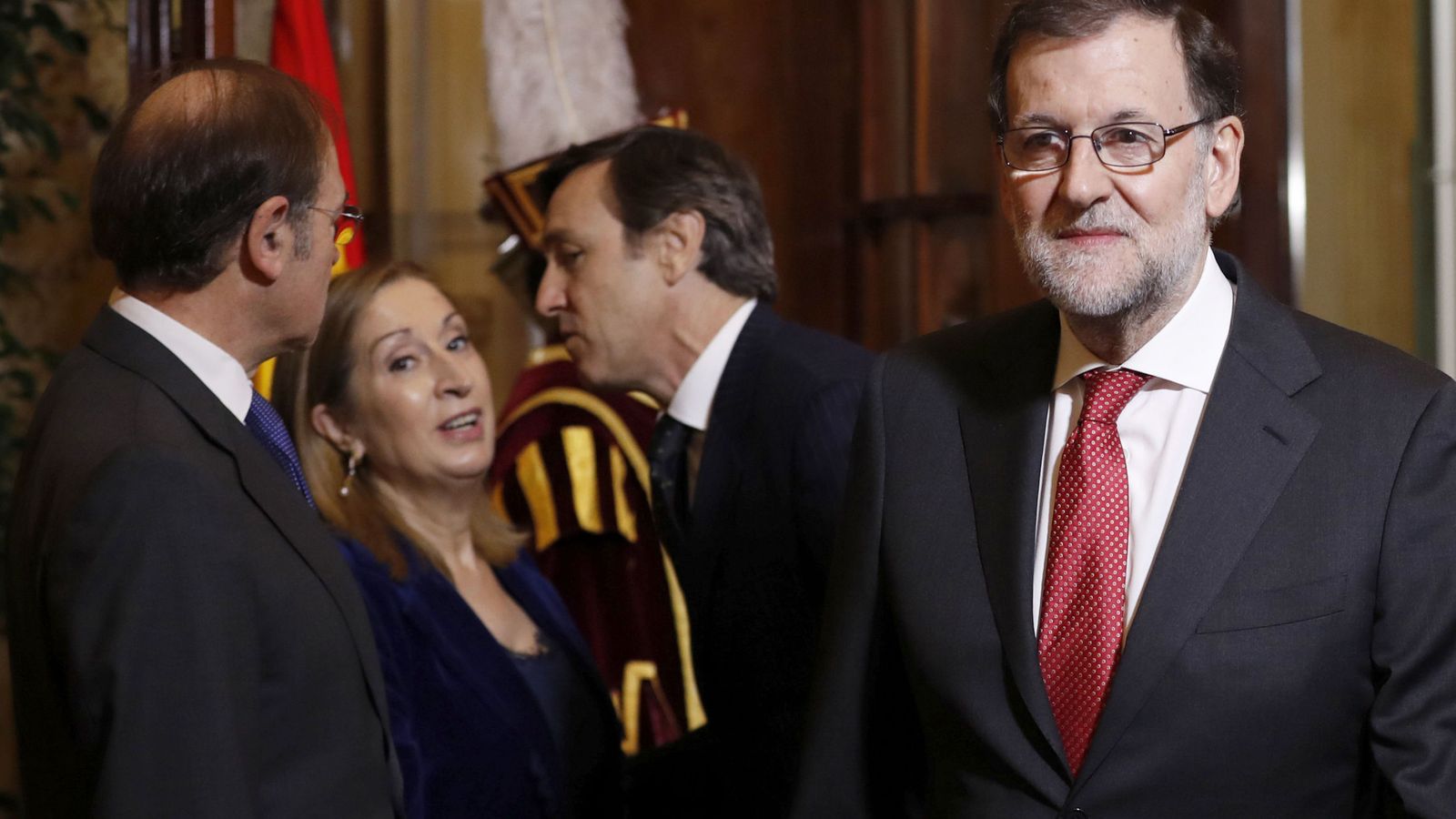 Foto: El presidente del Gobierno, Mariano Rajoy (d), junto a los presidentes del Congreso, Ana Pastor, y del Senado, Pío García Escudero. (EFE)
