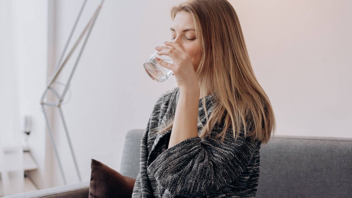 ¿Te has propuesto beber más agua? Estos trucos pueden ayudarte 