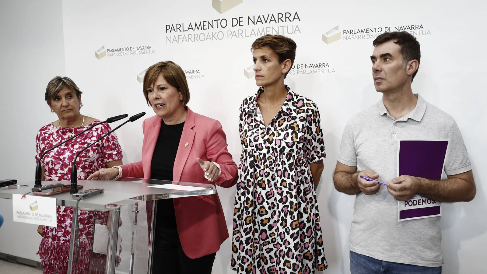 Foto: Uxue Barkos explica el contenido del acuerdo en presencia de María Chivite, Marisa de Simón (izq) y Eduardo Santos este viernes en el Parlamento. (EC)
