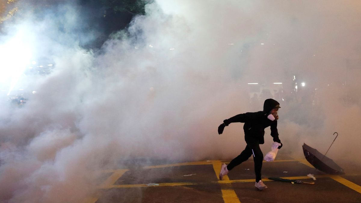 La Policía de Hong Kong carga contra los manifestantes en una nueva protesta