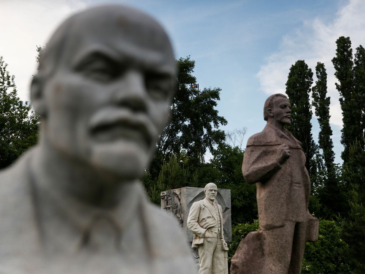 Foto: Estatuas de Lenin y de otros jerarcas soviéticos en el Parque Muzeón de Moscú (Reuters)