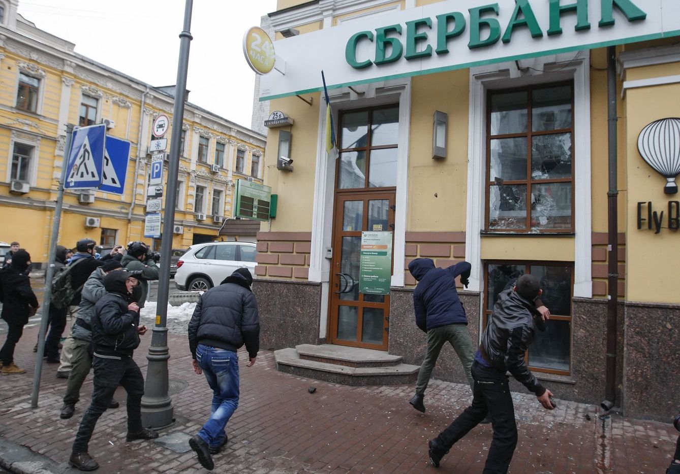 Ultraderechistas apedrean una sucursal del banco ruso Sberbank en Kiev, el 18 de febrero de 2018. (Reuters)