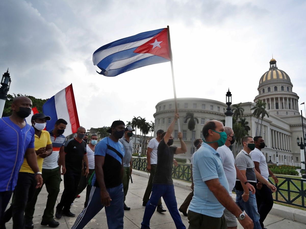 Foto: Banderas de Cuba frente al Capitolio, en La Habana. (EFE)