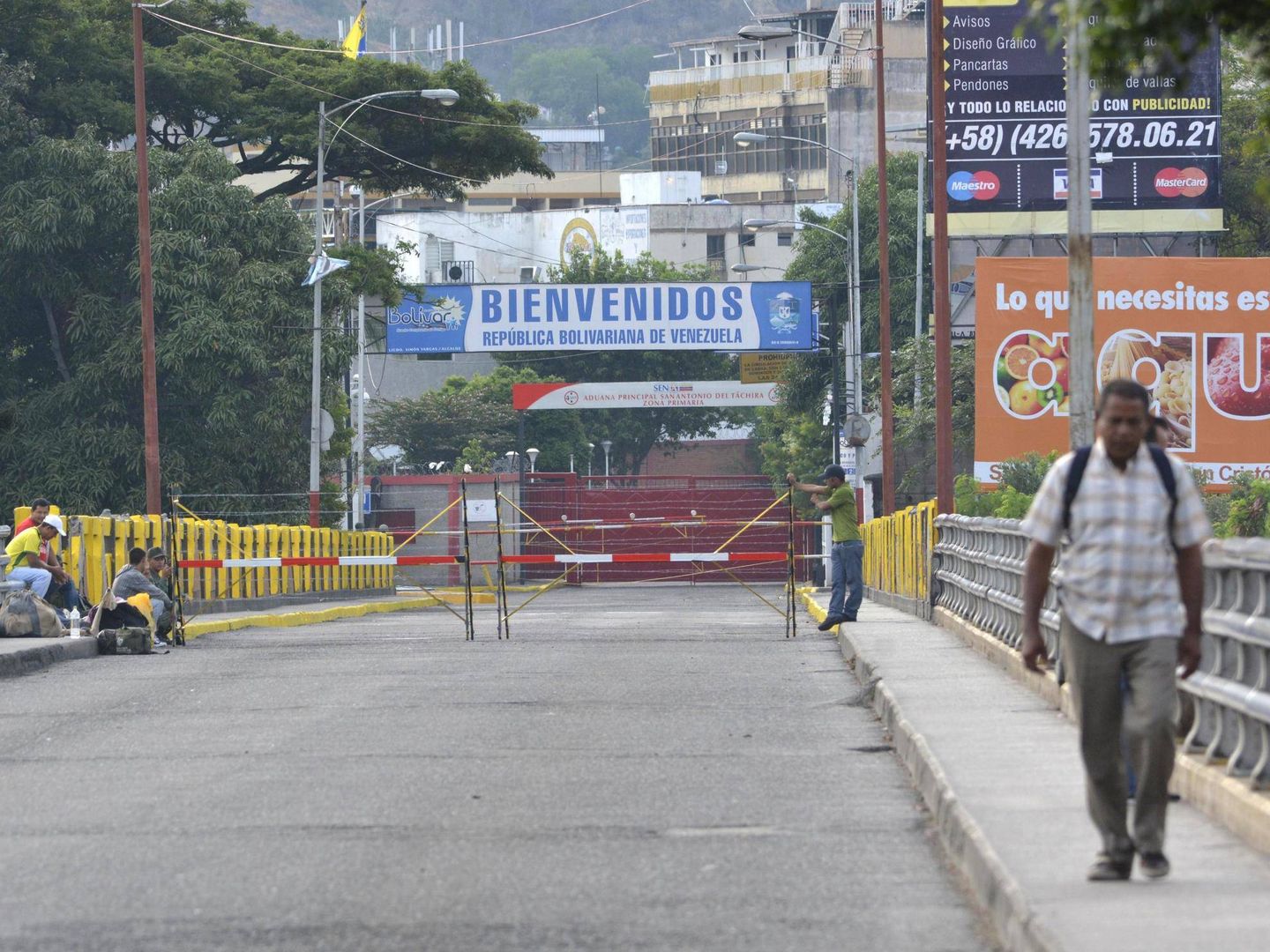 Un hombre cruza el puente internacional Simón Bolívar, en la frontera entre Colombia y Venezuela, en agosto de 2015. (Reuters)
