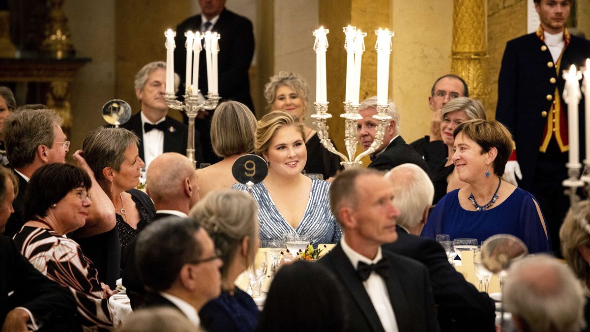 El debut de Amalia de Holanda vestida de lentejuelas en una cena del Consejo de Estado