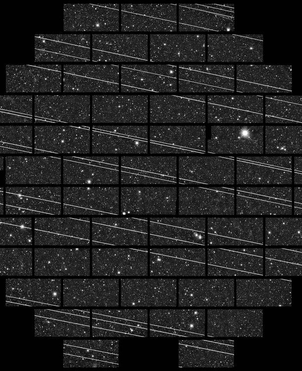 Imagen tomada por los astrónomos Clara Martínez-Vázquez y Cliff Johnson desde el Observatorio Interamericano Cerro Tololo, con 19 rayas creadas por el segundo lote de satélites Starlink lanzados en noviembre de 2019.