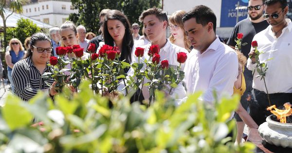 Foto: Ofrenda floral en homenaje a Miguel Ángel Blanco durante el homenaje de este jueves del Ayuntamiento de Ermua. (EFE)
