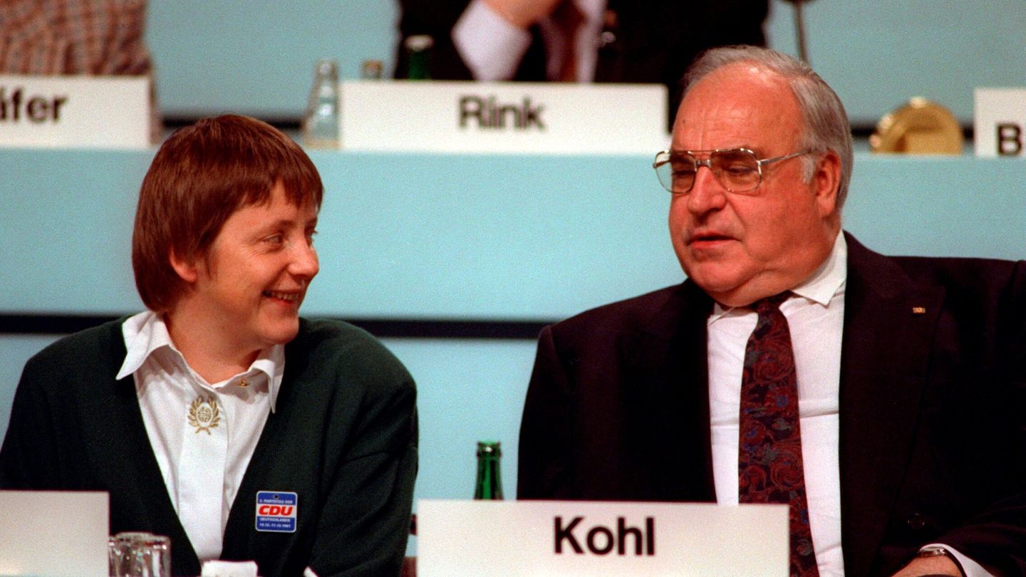 Merkel, en 1991, junto a Helmut Kohl. (EFE)
