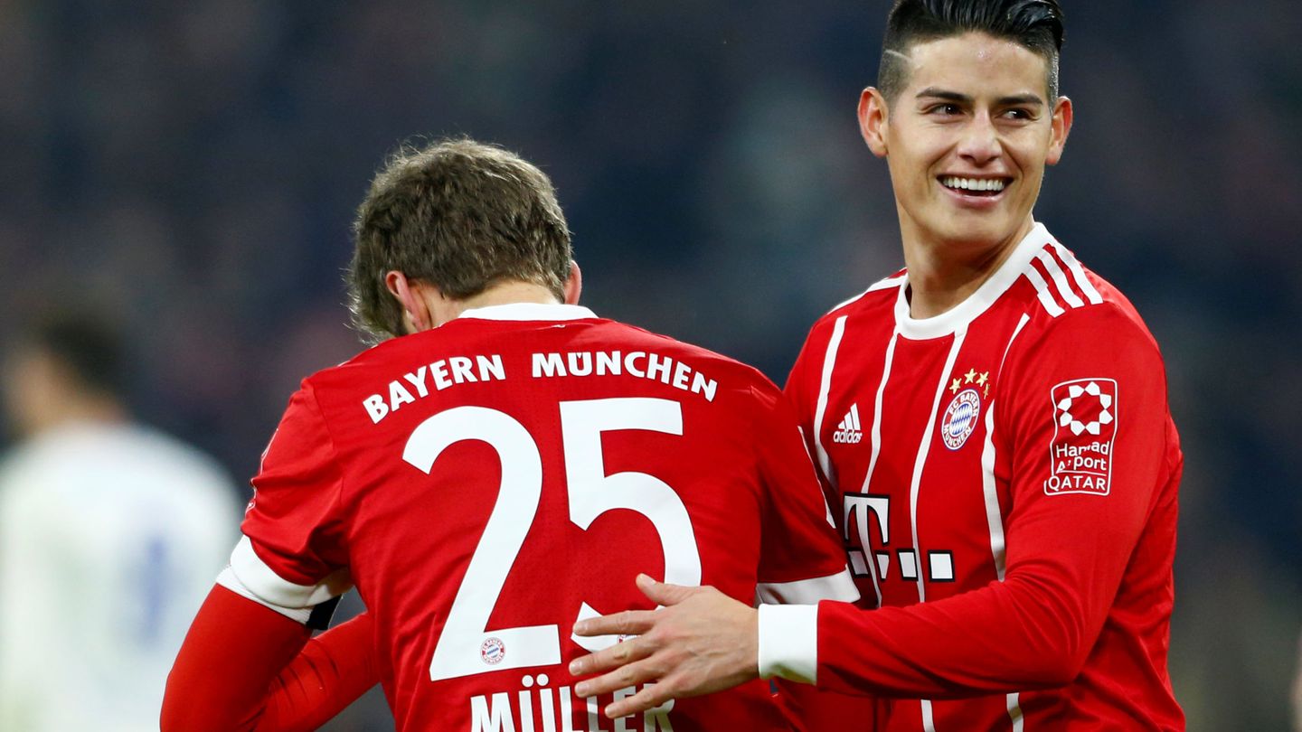 James, junto a Müller, en una imagen sonriente después de marcar un gol con el Bayern. (EFE)