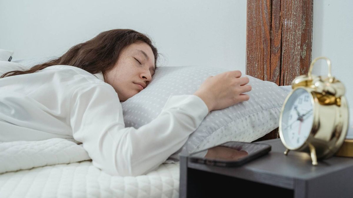 Ni dormir 8 horas ni dejar de mirar el móvil a última hora: este hábito de sueño es el más importante para tu descanso 