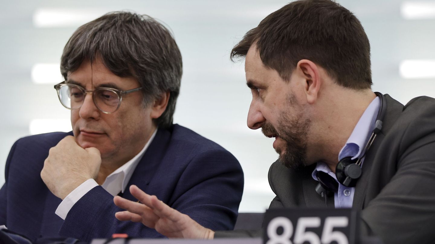 Puigdemont, junto con Toni Comín, también eurodiputado. (EFE)