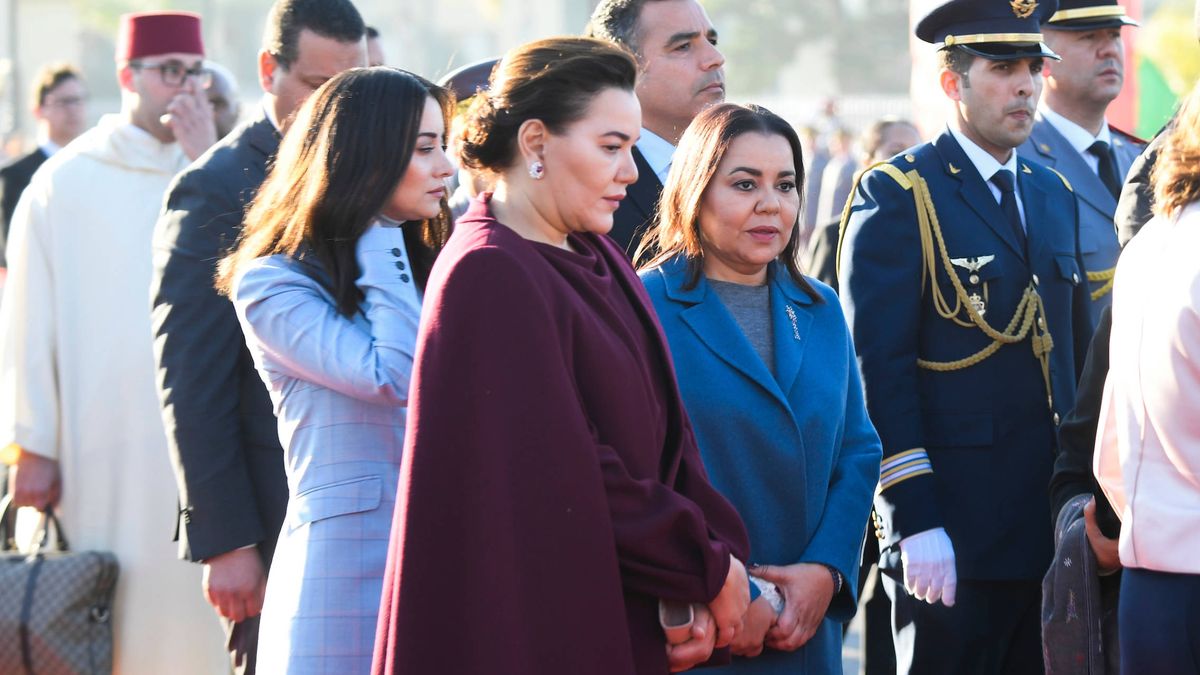 La reina Letizia, rodeada de las cinco mujeres de la corte alauí a su llegada a Rabat