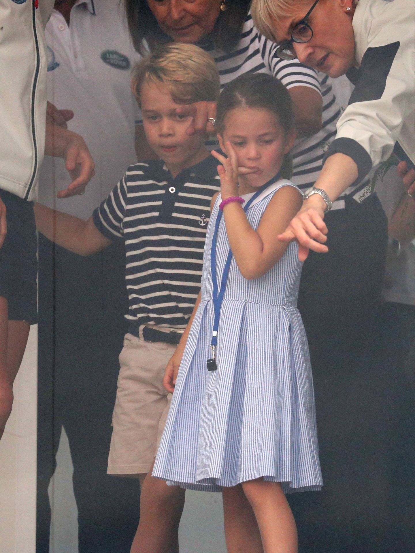 El príncipe George y Charlotte, con su abuela materna. (Reuters)