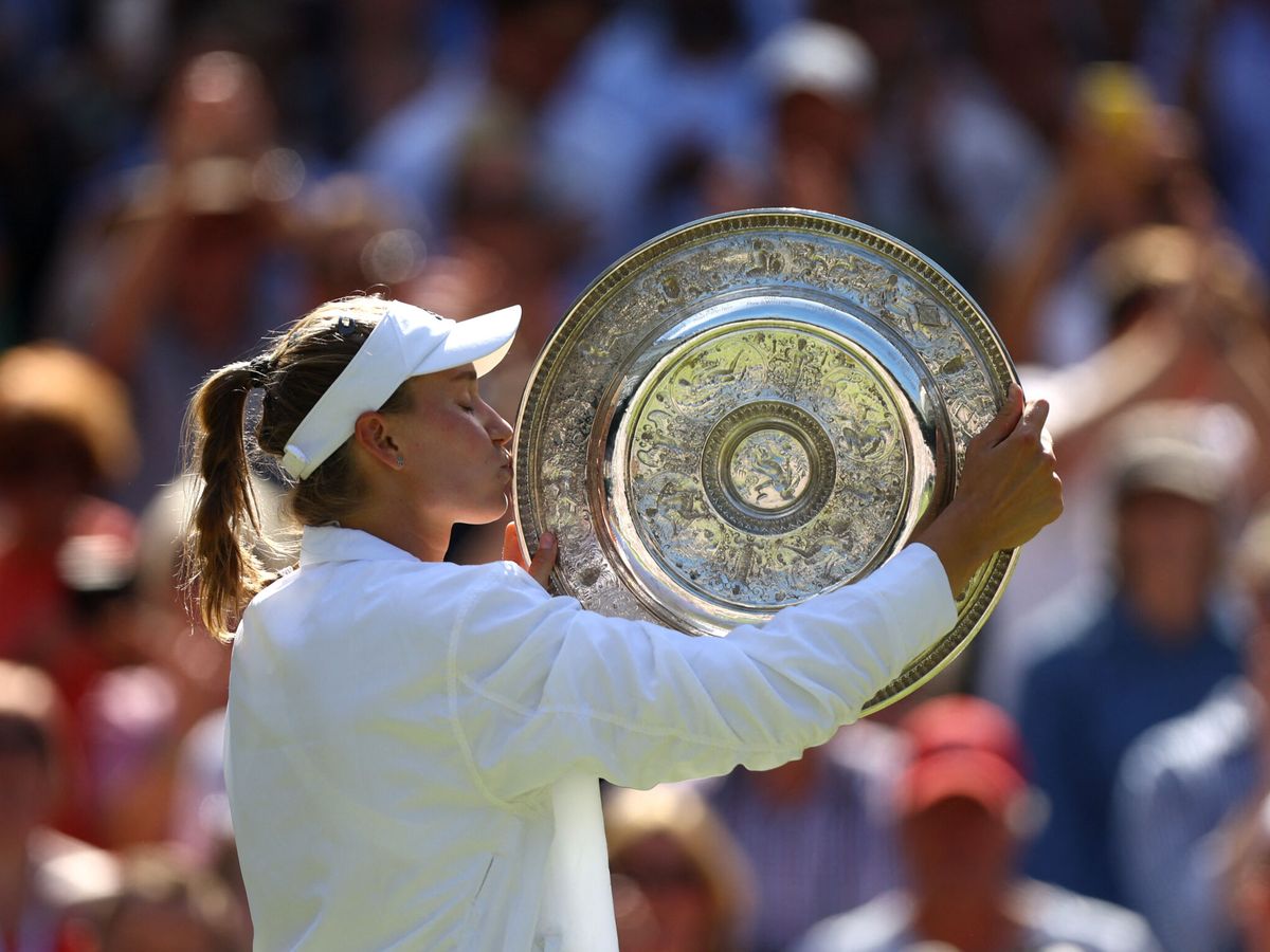 Foto: Rybakina besa el trofeo que la acredita como nueva campeona de Wimbledon. (REUTERS/Hannah Mckay)