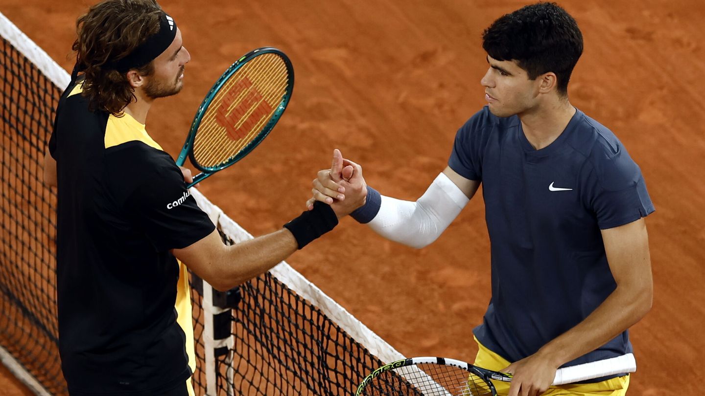 Alcaraz y Tsitsipas, tras su partido en Roland Garros. (EFE/EPA/Yoan Valat)