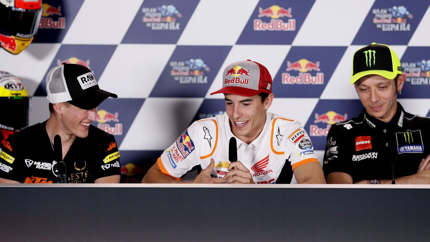 Márquez, junto a Valentino Rossi (d) en una rueda de prensa esta temporada. (EFE)