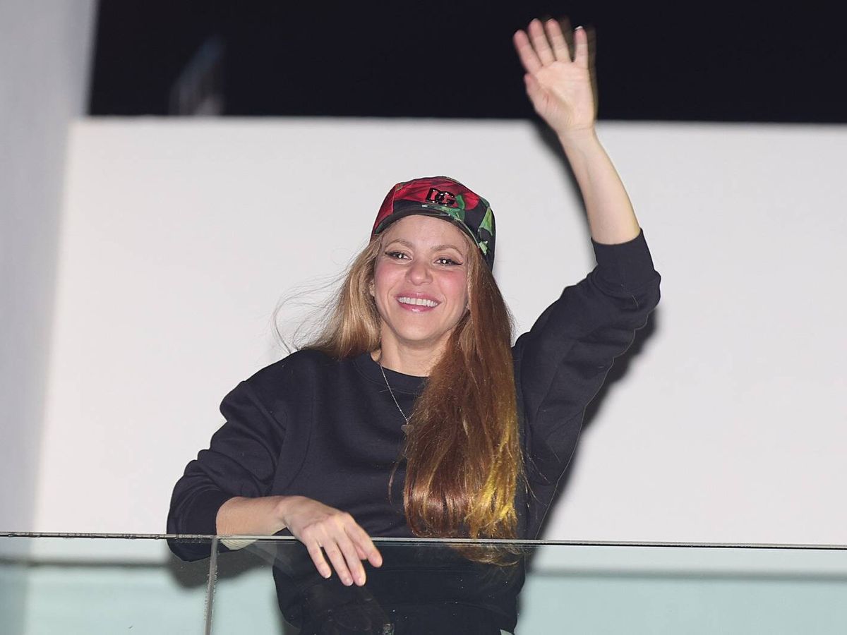 Foto: Shakira saluda a sus fans desde el balcón de su casa. (Gtres)