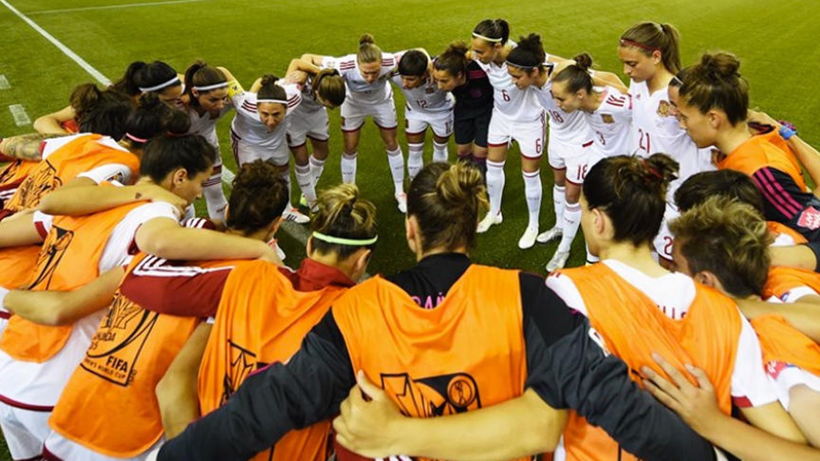 Foto: Las jugadoras se abrazan antes de un partido (Foto:RFEF).