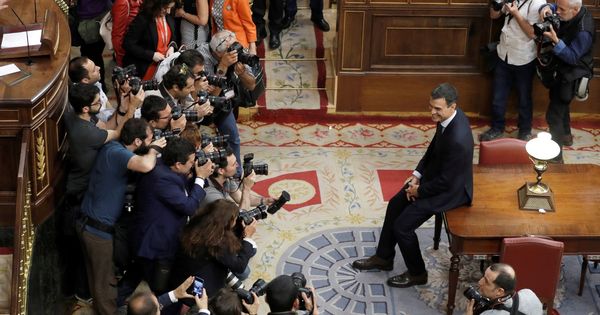Foto: El secretario general del PSOE, Pedro Sánchez, posa para la prensa gráfica en el Congreso tras la moción de censura presentada por su partido. (EFE)