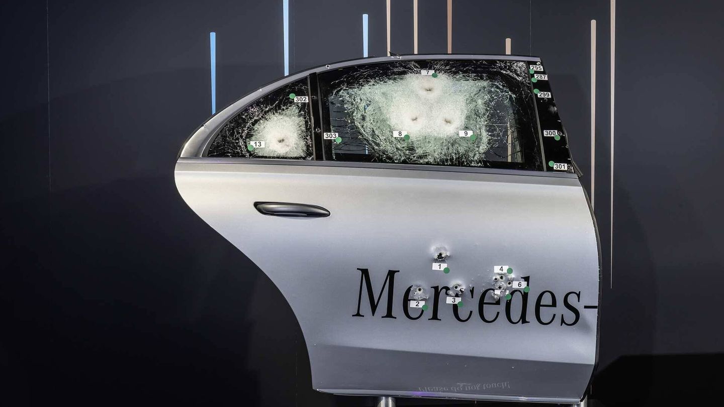 Así termina la puerta del Mercedes S 680 Guard tras un ataque con un rifle de asalto. 