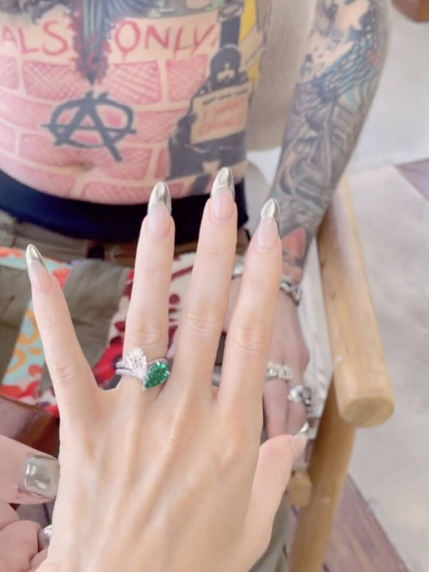 El anillo de compromiso de Megan Fox. (Instagram)