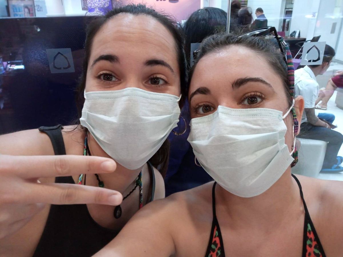 Foto: Laura Aranda y Clara Terradas, en un aeropuerto de Bangkok poco antes de quedarse atrapadas en Filipinas.