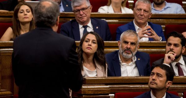 Foto: El presidente de la Generalitat, Quim Torra, contesta a la pregunta de la líder de Ciudadanos, Inés Arrimadas. (EFE)