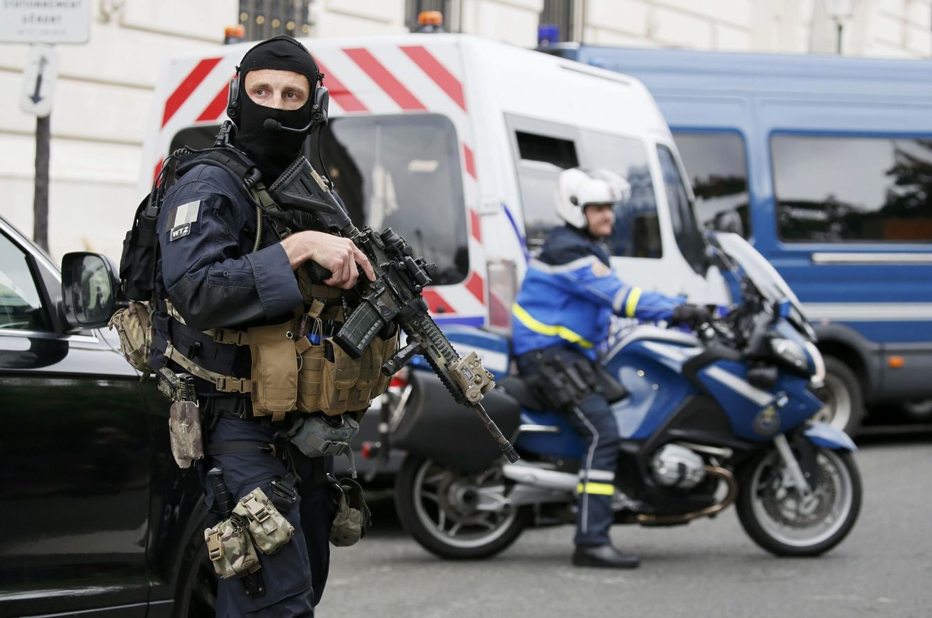 La policía francesa se topó con un buen número de teléfonos desechables durante la investigación de los atentados de París. (Reuters)